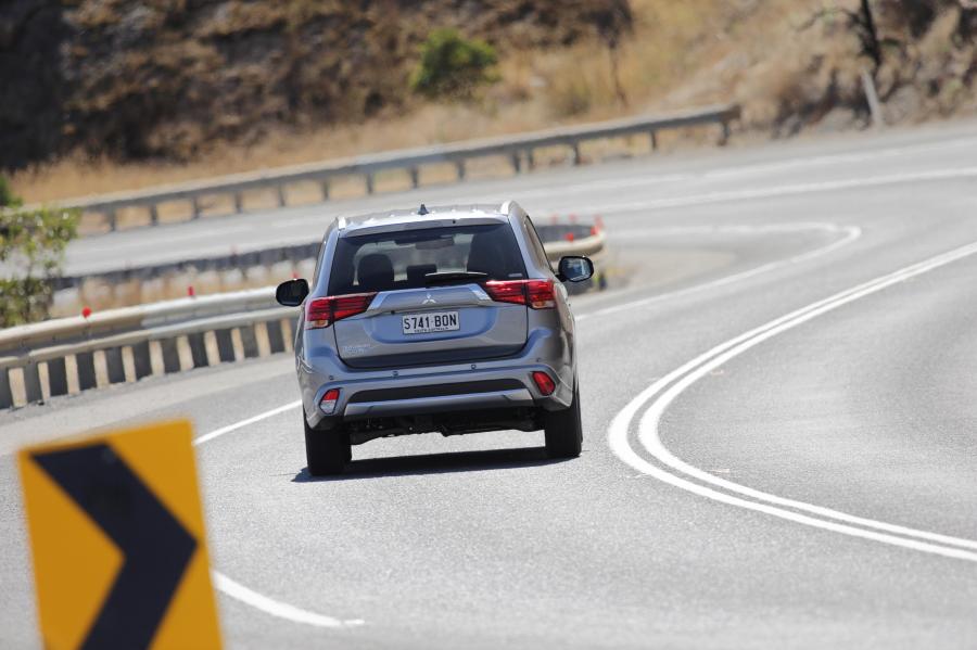  Mitsubishi Outlander PHEV 2017 года  (AU) (фото 22 из 35)